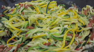 Zucchini Spaghetti mit Gemüseschneider
